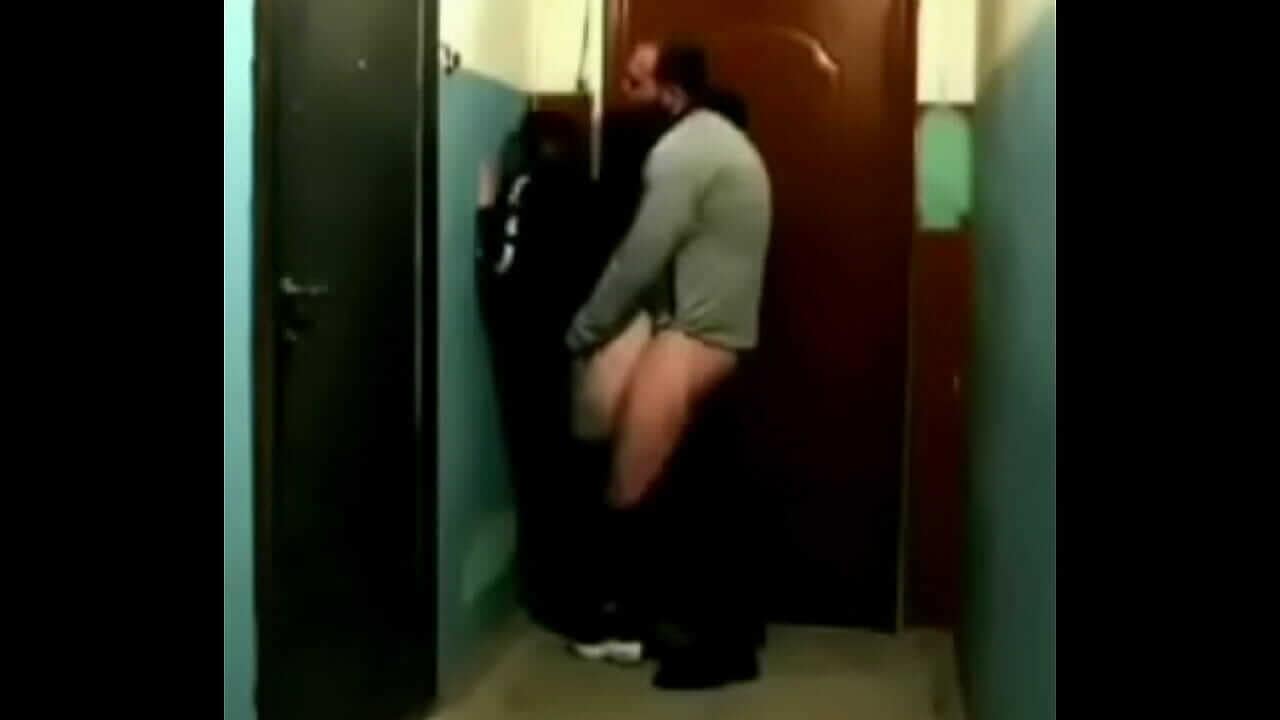 بنت الجيران بتولع زبري فكسها الهايج امام باب الشقة