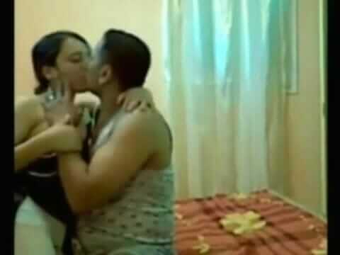 مزايتي مبتدئه بالسكس وحعلمها ازاي تمص وتتناك زي فيدوهات xnxx المصرية